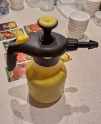 Pěstování sazenic - postřikovač na navlhčení semen